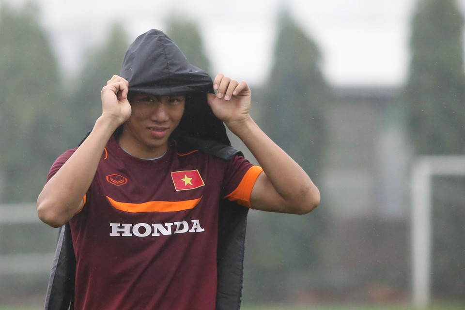 Đội trưởng Quế Ngọc Hải đội mưa đi vào khu tập gym của ở Liên đoàn. (Ảnh: Minh Chiến/Vietnam+)