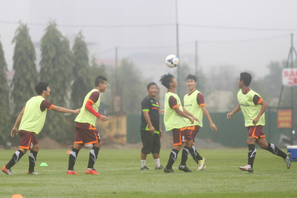 Các hậu vệ đương nhiên là người đáp ứng tốt nhất yêu cầu của ông Miura trong bài tập này. (Ảnh: Minh Chiến/Vietnam+)