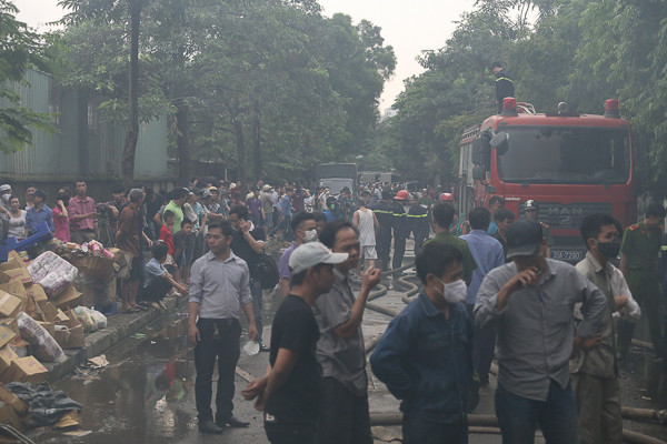 Hàng nghìn người dân hiếu kỳ đã vây quanh khu vực đám cháy. (Ảnh: Minh Chiến/Vietnam+)