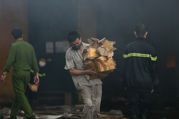 Người của công ty Diana cũng cố gắng cứu số hàng còn lại. (Ảnh: Minh Chiến/Vietnam+)