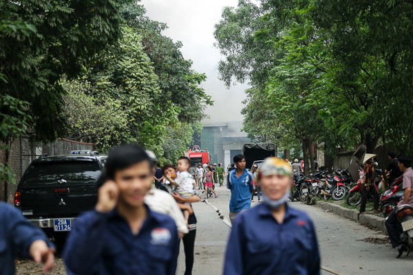 Đám cháy xảy ra tại một kho hàng nhỏ ở khu công nghiệp Vĩnh Tuy trên đường Lĩnh Nam, quận Hai Bà Trưng, Hà Nội. (Ảnh: Minh Chiến/Vietnam+)