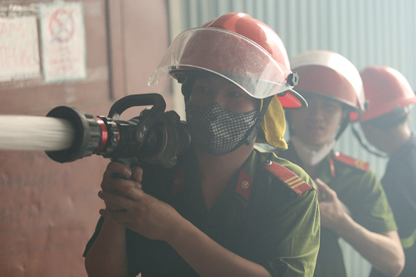 Đến hơn 4 giờ, hai xe cứu hỏa đã phải rời hiện trường do không đủ nước. (Ảnh: Minh Chiến/Vietnam+)