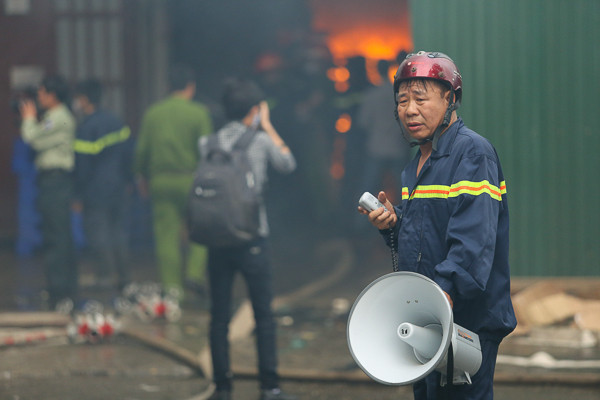 Bộ tư lệnh quân khu thủ đô và ban chỉ huy quân sự Hoàng Mai đang nỗ lực hết mình. (Ảnh: Minh Chiến/Vietnam+)