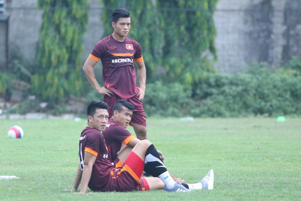 Tuyển thủ quốc gia Huy Hùng và Thanh Hiền cùng tiền vệ Huỳnh Tấn Tài (từ gần đến xa) là những người chưa thể ra sân tập sáng nay do chấn thương. (Ảnh: Minh Chiến/Vietnam+)