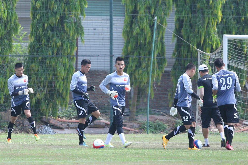 Việc bóng đá nội hiện nay không có thủ môn giỏi ở lứa U23 khiến ông Miura phải triệu tập tới năm thủ môn lên đội hình. (Ảnh: Minh Chiến/Vietnam+)