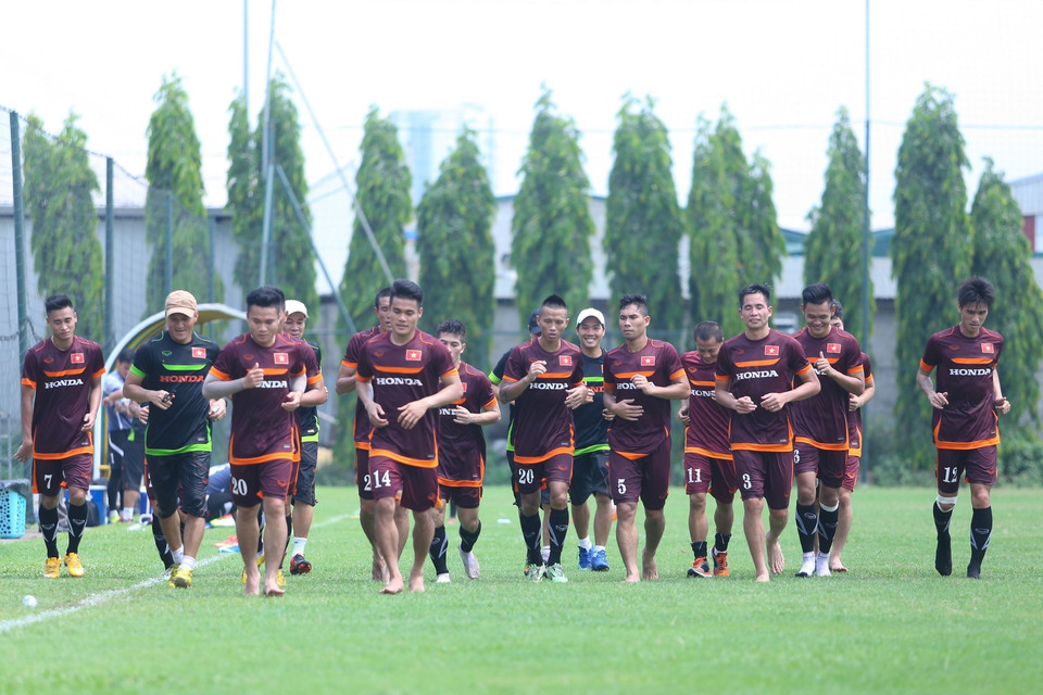 Với sự bổ sung của bốn tuyển thủ U23, đã có 18 cầu thủ trong buổi tập thứ hai của tuyển Việt Nam. (Ảnh: Minh Chiến/Vietnam+)