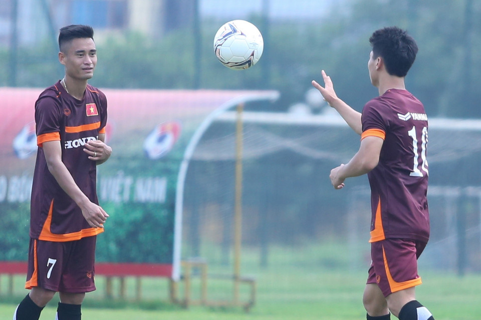 Anh được khoác áo số 10 ở tuyển Việt Nam trong thời gian Văn Quyết vắng mặt. Phượng hòa nhập khá nhanh với các đồng đội. (Ảnh: Minh Chiến/Vietnam+)