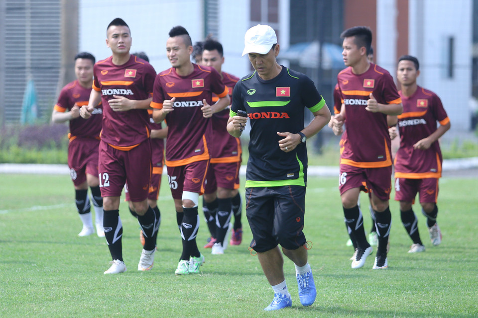 Trợ lý Trần Công Minh hướng dẫn các cầu thủ tập chạy nhiều vòng quanh sân Trung tâm đào tạo trẻ Liên đoàn bóng đá Việt Nam. Trung bình mỗi buổi tập, các cầu thủ di chuyển trên 10km. (Ảnh: Minh Chiến/Vietnam+)