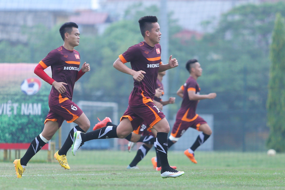 Lê Thanh Bình (giữa) có rất ít cơ hội ở đợt tập trung U23 Việt Nam lần này. Lý do đến từ sự xuất hiện của tiền đạo Việt kiều đang khoác áo tuyển Việt Nam Mạc Hồng Quân. (Ảnh: Minh Chiến/Vietnam+)