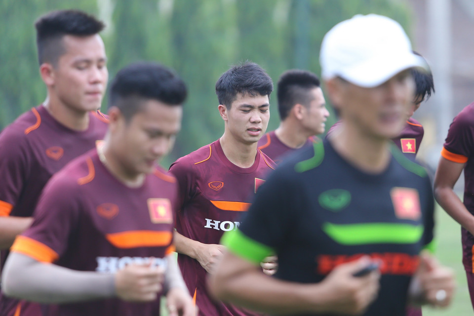 Do phải dẫn dắt cả hai đội tuyển, ông Miura đã giao U23 Việt Nam cho trợ lý Trần Công Minh vào buổi sáng. Công Phượng và đồng đội vì thế chỉ tập nhẹ chứ không tập chiến thuật. (Ảnh: Minh Chiến/Vietnam+) Không có huấn luyện viên Toshiya Miura trực tiếp “đứng lớp”, U23 Việt Nam đã có buổi tập đầu tiên khá nhàn nhã. Công Phượng và đồng đội chỉ tập nhẹ trong khoảng một tiếng buổi sáng 6/5 trước khi nghỉ.