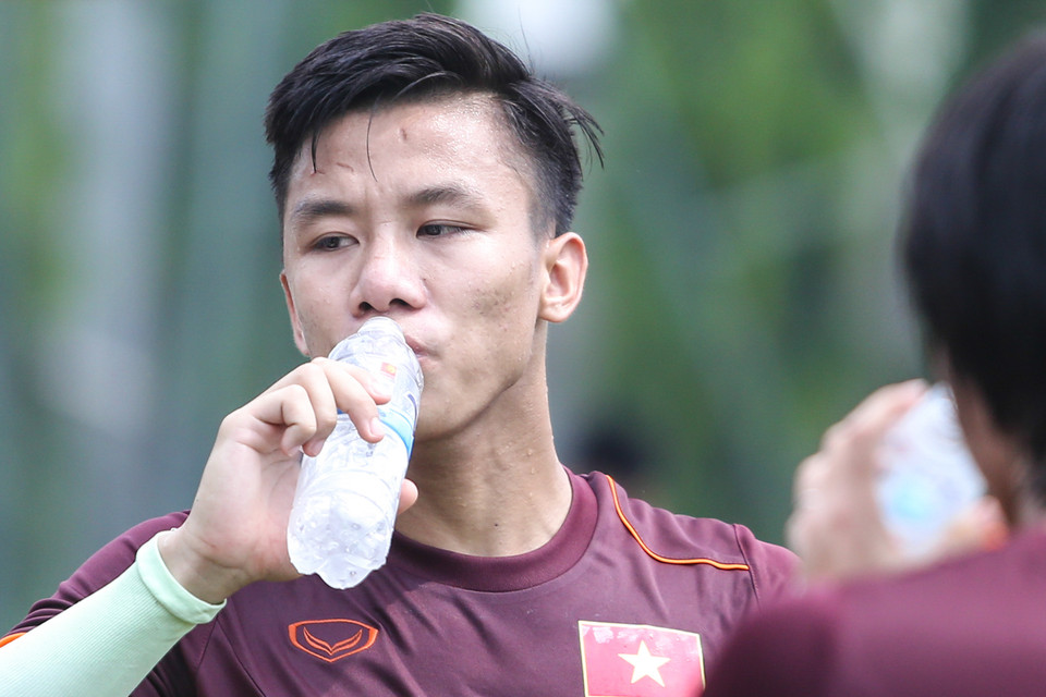 Đội trưởng Olympic Việt Nam ở vòng loại giải U23 châu Á 2016 Quế Ngọc Hải tỏ ra mệt mỏi vì nắng gắt. (Ảnh: Minh Chiến/Vietnam+)