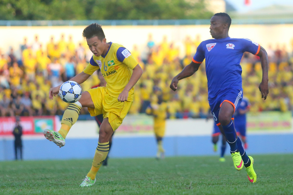 Trước trận đấu, cánh phóng viên kháo nhau rằng Than Quảng Ninh đã chủ động chọn phần sân bên phải khán đài A để “giải đen.” Trước đó, đội chủ nhà luôn bắt đầu trận bằng phần sân bên trái. (Ảnh: Minh Chiến/Vietnam+)