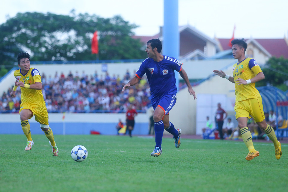 Gomez là cầu thủ để lại dấu ấn đậm nét nhất hiệp một với pha đột phá qua ba cầu thủ Sông Lam. (Ảnh: Minh Chiến/Vietnam+)