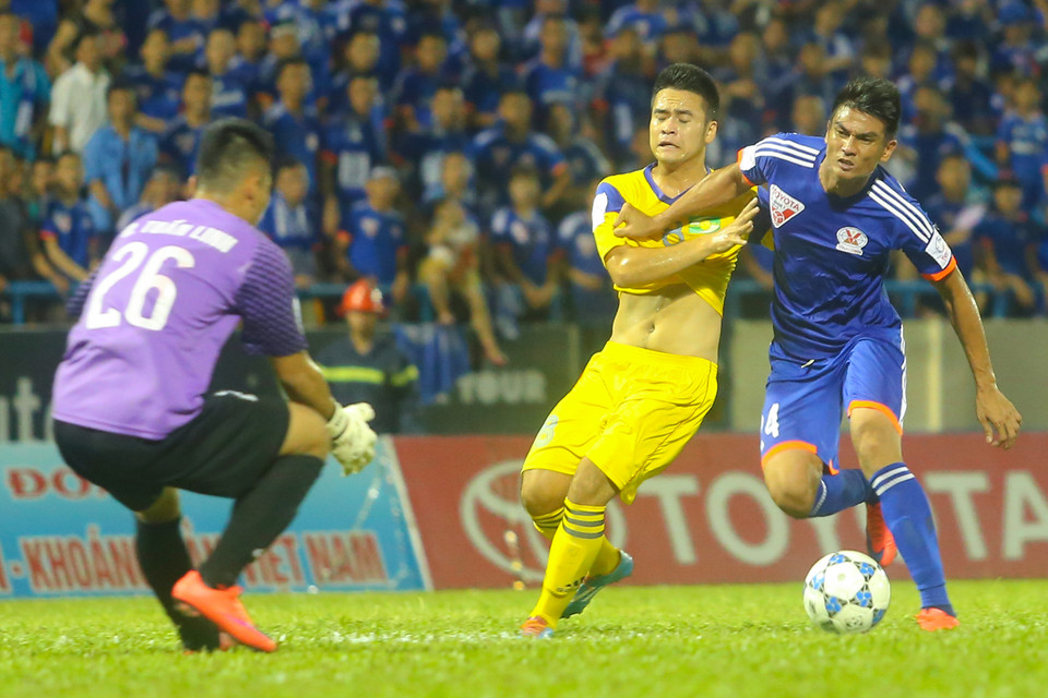 Những phút kế tiếp, Sông Lam dồn lên tìm bàn gỡ nhưng hàng thủ với sự chỉ huy của Bật Hiếu (áo xanh) đã chơi cực kỳ kín kẽ. (Ảnh: Minh Chiến/Vietnam+)