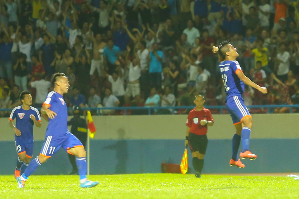 Chính trong thời điểm đang ép sân, Sông Lam bất ngờ nhận bàn thua. Người ghi bàn là số 12 Xuân Ngọc. (Ảnh: Minh Chiến/Vietnam+)