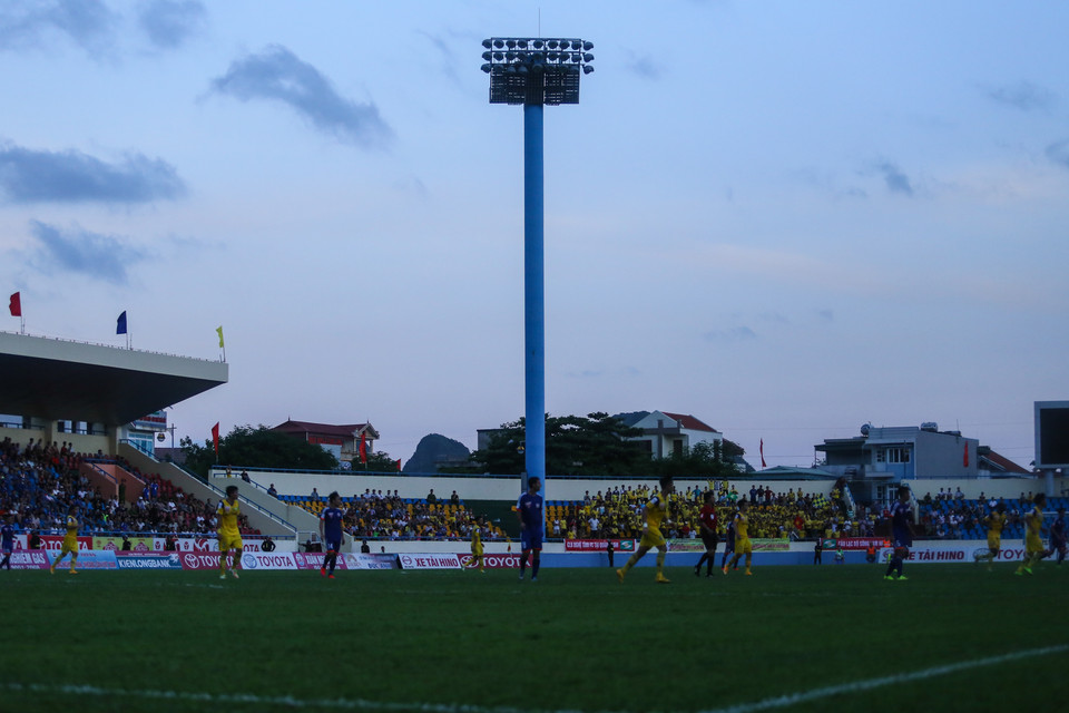 Sự cố mất điện trong nửa đầu hiệp một đã gây ảnh hưởng tới cả hai đội bóng. Nhưng kể từ sau khi Cẩm Phả có điện, chủ nhà lập tức mất ưu thế. (Ảnh: Minh Chiến/Vietnam+)