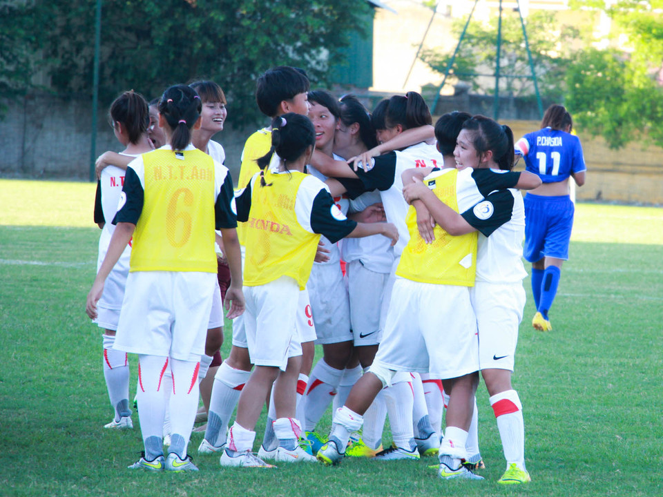 Bị dồn ép gần như cả trận nhưng cuối cùng các cô gái trẻ Việt Nam mới là những người hưởng niềm vui chiến thắng với tỉ số chung cuộc 2-1. (Ảnh: Hiếu Lương/Vietnam+)