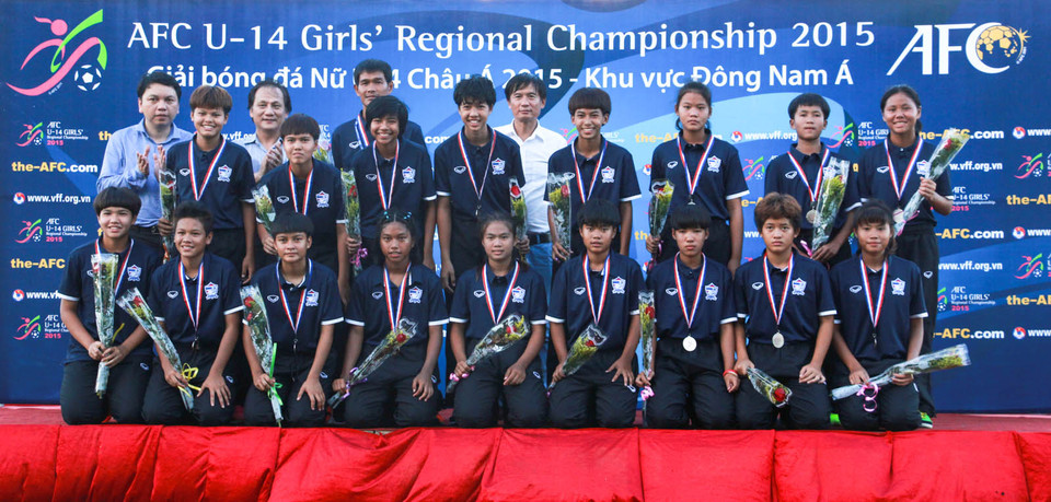 Đội U14 nữ Thái Lan ngậm ngùi chấp nhận chiếc huy chương bạc. (Ảnh: Hiếu Lương/Vietnam+)