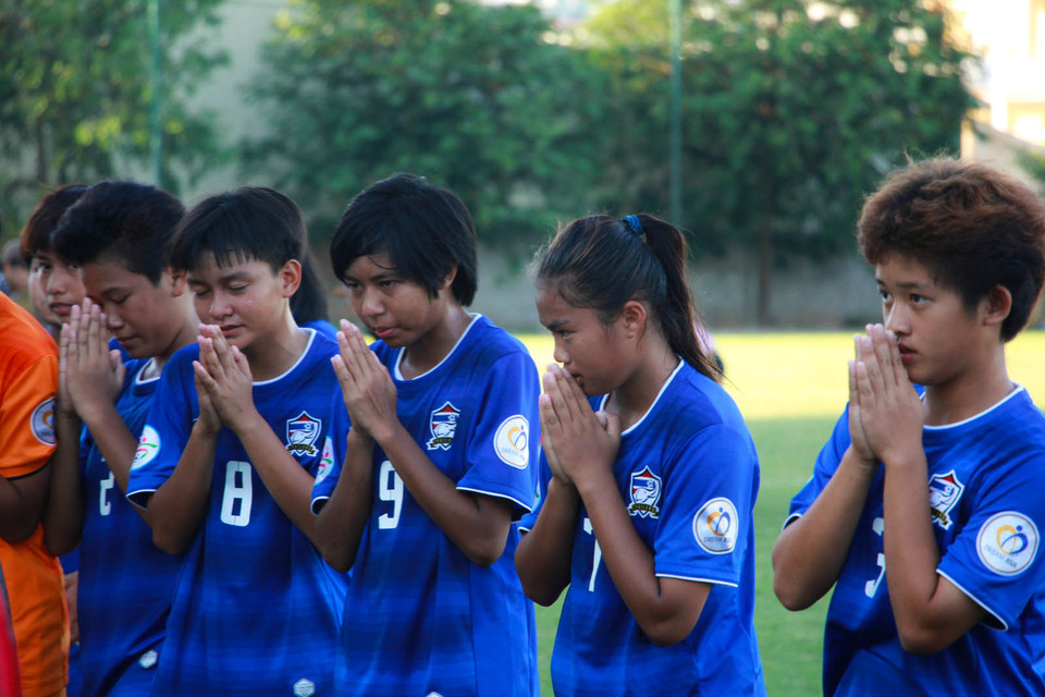 Kết thúc trận đấu, các cô gái trẻ Thái Lan đến chào đội Việt Nam bằng những ánh mắt đầy tiếc nuối. (Ảnh: Hiếu Lương/Vietnam+)