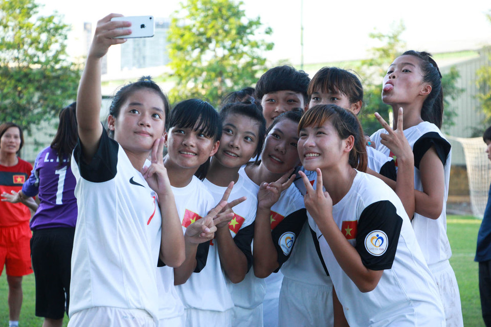 Trên sân họ mạnh mẽ bao nhiêu thì ở ngoài đời họ vẫn là những cô bé 13, 14 tuổi hồn nhiên, tinh nghịch. (Ảnh: Hiếu Lương/Vietnam+)