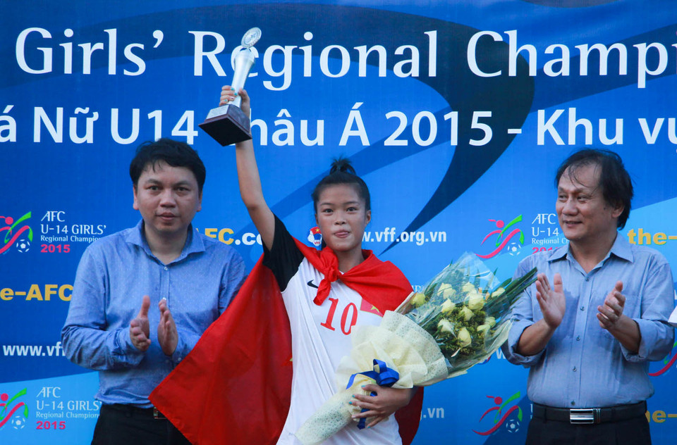 Cầu thủ Nguyễn Thị Thu Hiền (áo trắng giữa) ẵm luôn hai danh hiệu cá nhân cao quý là “Cầu thủ xuất sắc nhất” và “Vua phá lưới”. (Ảnh: Hiếu Lương/Vietnam+)