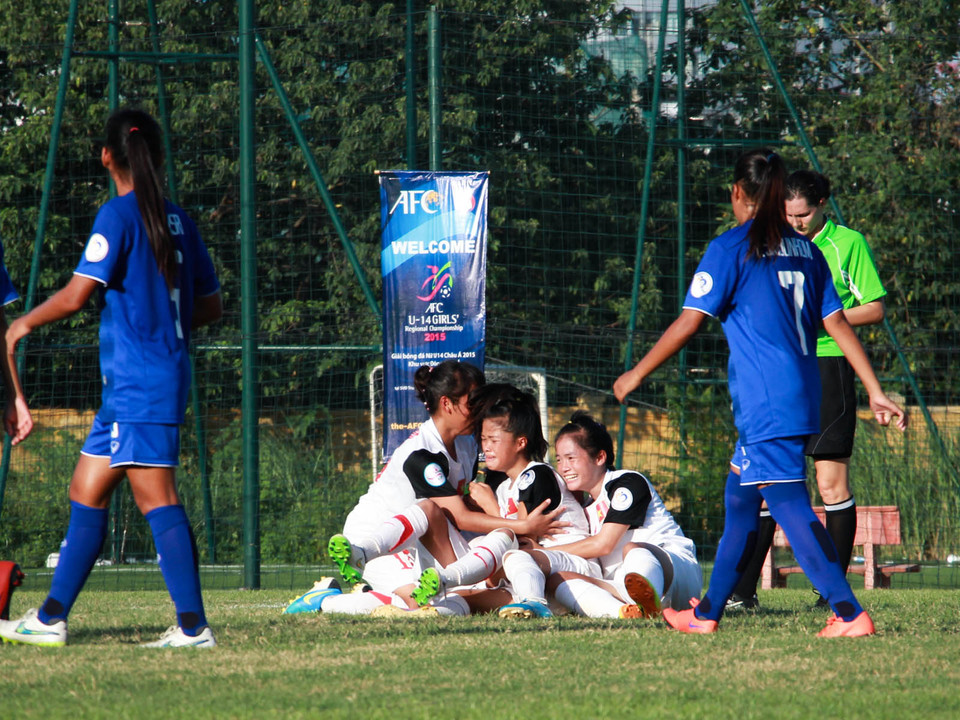 Mặc dù bị dẫn bàn trước ở phút 37, nhưng chỉ cần 10 phút xuất thần cuối trận, U14 nữ Việt Nam đã liên tiếp ghi hai bàn thắng nhờ công của số 10 Thu Hiền và số 16 Vạn Sự lần lượt ở phút 60 và 66. (Ảnh: Hiếu Lương/Vietnam+)