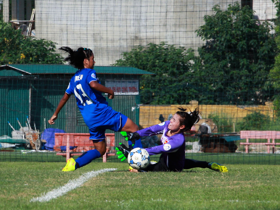 Trong suốt trận đấu, U14 nữ Thái Lan (áo xanh trái) là đội kiểm soát thế trận và tạo ra rất nhiều sóng gió trước khung thành thủ môn Lê Thị Mai (phải). (Ảnh: Hiếu Lương/Vietnam+)