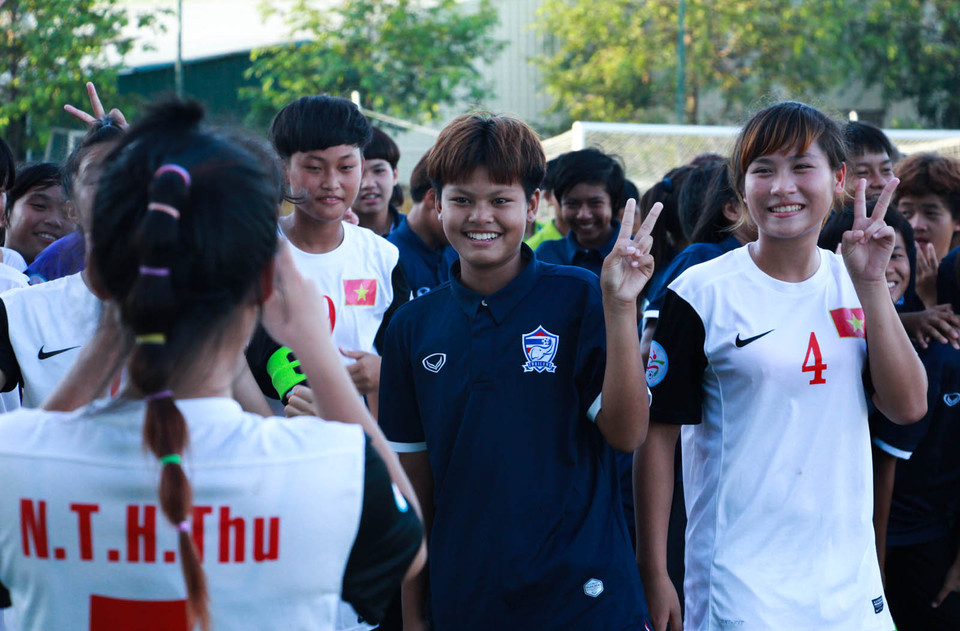 Trên sân còn là đối thủ, nhưng khi kết thúc trận đấu, các cô gái Thái Lan và Việt Nam vẫn tươi cười chụp ảnh chung. (Ảnh: Hiếu Lương/Vietnam+)