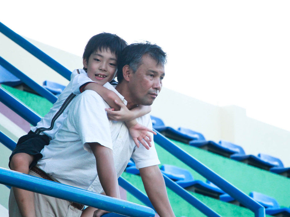 Huấn luyện viên trưởng tuyển nữ Việt Nam - ông Norimatsu Takashi cũng có mặt để theo dõi trận chung kết của U14 nữ Việt Nam. (Ảnh: Hiếu Lương/Vietnam+)