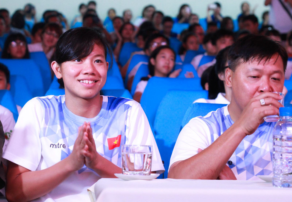 Ánh Viên có những cử chỉ rất đáng yêu khi theo dõi các tiết mục văn nghệ tại Nhà biểu diễn Cung Văn hóa Thể thao Thanh niên Hà Nội. (Ảnh: Hiếu Lương/Vietnam+)