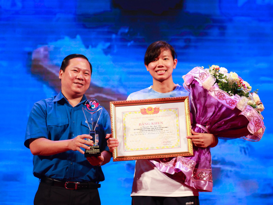 “Kình ngư” người Cần Thơ nhận bằng khen của Hội liên hiệp Thanh niên trao tặng. (Ảnh: Hiếu Lương/Vietnam+)