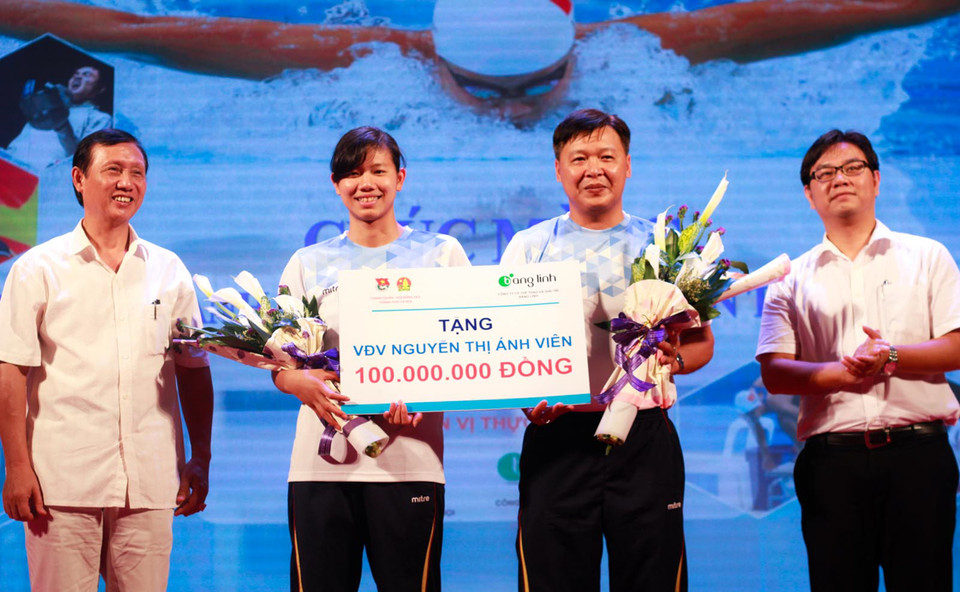 Nguyễn Thị Ánh Viên nhận phần thưởng trị giá 100 triệu đồng từ Thành đoàn - Hội đồng Đội Thành phố Hà Nội và công ty cổ phần thể thao và giải trí Bằng Linh trao tặng. (Ảnh: Hiếu Lương/Vietnam+)