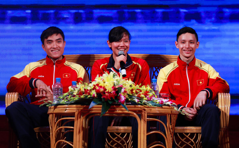 Ba VĐV trẻ tiêu biểu của thể thao Việt Nam trong phần giao lưu với khán giả. (Ảnh: Hiếu Lương/Vietnam+)