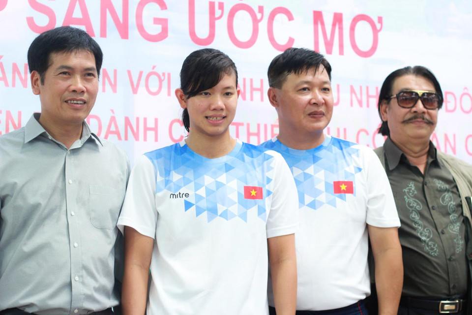 Ông Trần Đức Phấn, Nguyễn Thị Ánh Viên, huấn luyện viênĐặng Anh Tuấn, ông Nguyễn Hồng Minh (từ trái sang) chụp ảnh lưu niệm tại lễ khai giảng khóa học bơi miễn phí. (Ảnh: Hiếu Lương/Vietnam+)