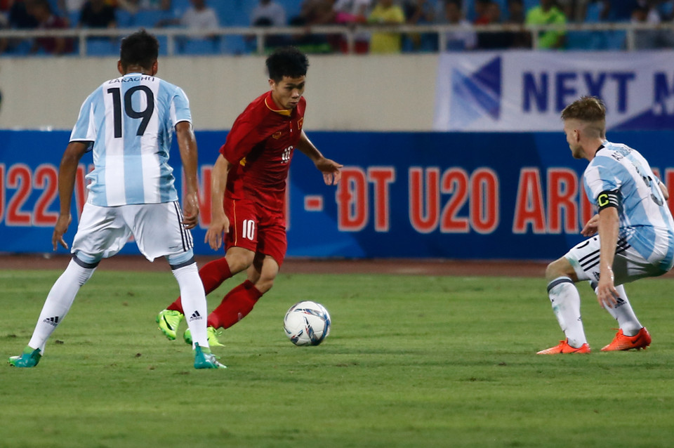 Công Phượng bất lực trước các hậu vệ đẳng cấp của U20 Argentina. Hàng công U22 Việt Nam có một ngày thi đấu cực kỳ thất vọng với không một lần dứt điểm trúng đích. (Ảnh: Minh Chiến/Vietnam+)