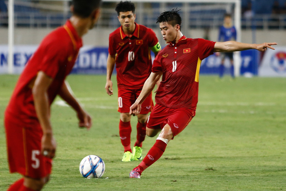 Các học trò của HLV Hữu Thắng có bốn cơ hội trên chấm sút phạt trực tiếp nhưng không một lần sút trúng khung thành đối thủ. (Ảnh: Minh Chiến/Vietnam+)