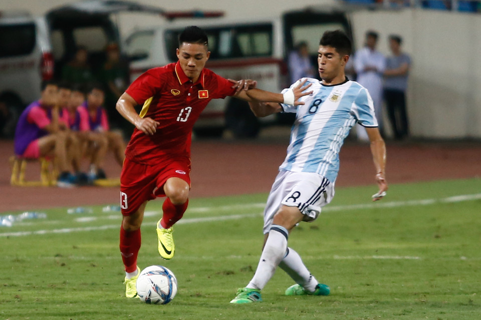 Đội chủ nhà sớm để đối phương mở tỷ số ngay phút 16 nhờ công của Colombatto sau một cú sút phạt tuyệt đẹp. (Ảnh: Minh Chiến/Vietnam+)