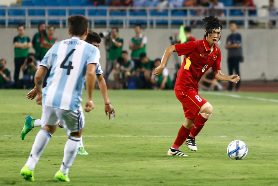 Tuấn Anh rất cố gắng trong trận gặp U20 Argentina. Anh có nhiều tình huống cầm bóng nhưng cũng để mất bóng không ít lần. (Ảnh: Minh Chiến/Vietnam+)