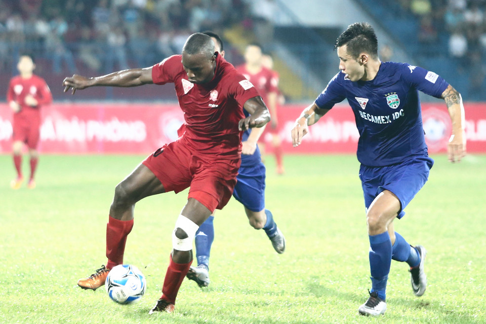 Nhưng hôm nay, họ đã đụng phải “bức tường thép” của Bình Dương. Đội khách bố trí hai cầu thủ Việt Kiều Michal Nguyễn và Đặng Văn Robert để đối đầu hai ngoại binh. (Ảnh: Minh Chiến/Vietnam+)