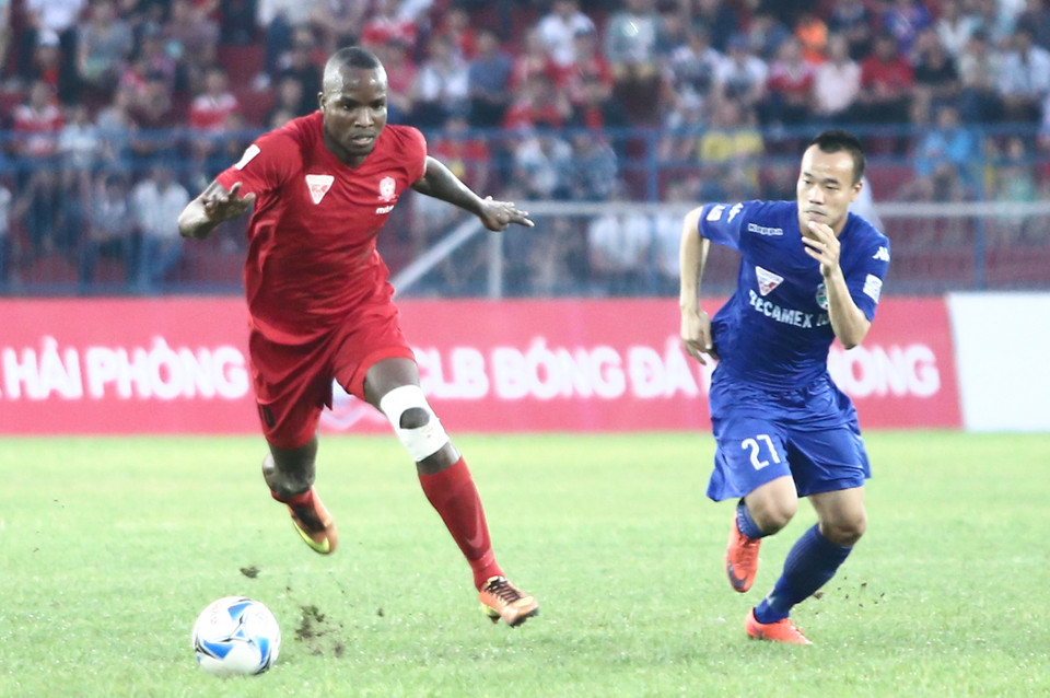 Như thường lệ, bộ đôi Errol Stevens (áo đỏ) và Andree Fagan tiếp tục là trung tâm trong các đợt lên bóng của Hải Phòng. (Ảnh: Minh Chiến/Vietnam+)