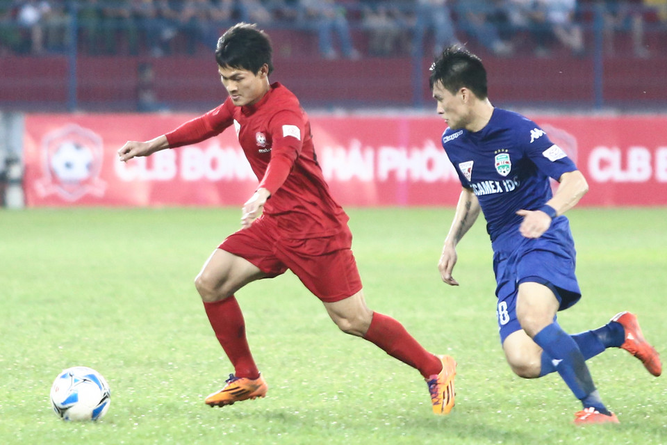 Ngay cả tiền vệ công như Công Vinh (phải) cũng lui về rất sâu để bảo vệ gôn nhà. (Ảnh: Minh Chiến/Vietnam+)