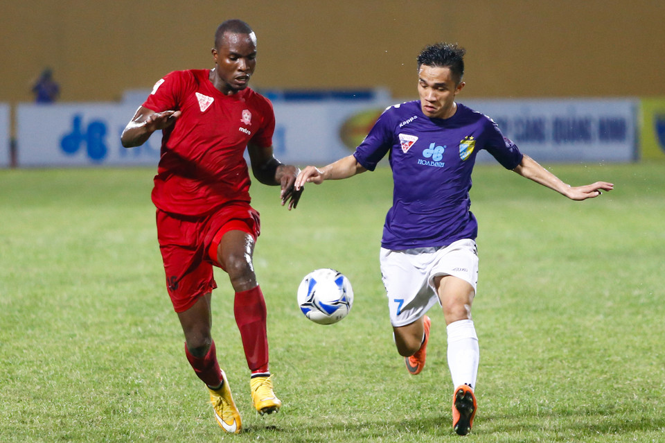 Samson gọi, Stevens (áo đỏ) trả lời. Cú sút phạt của Stevens ở phút 75 kéo trận đấu trở về vạch xuất phát. (Ảnh: Minh Chiến/Vietnam+)