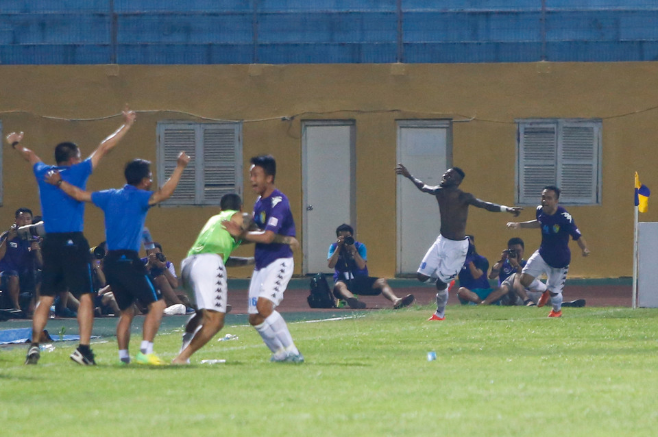 Nhưng Samson đã tỏa sáng ở phút 90+3, ấn định thắng lợi 2-1 cho chủ nhà. (Ảnh: Minh Chiến/Vietnam+)