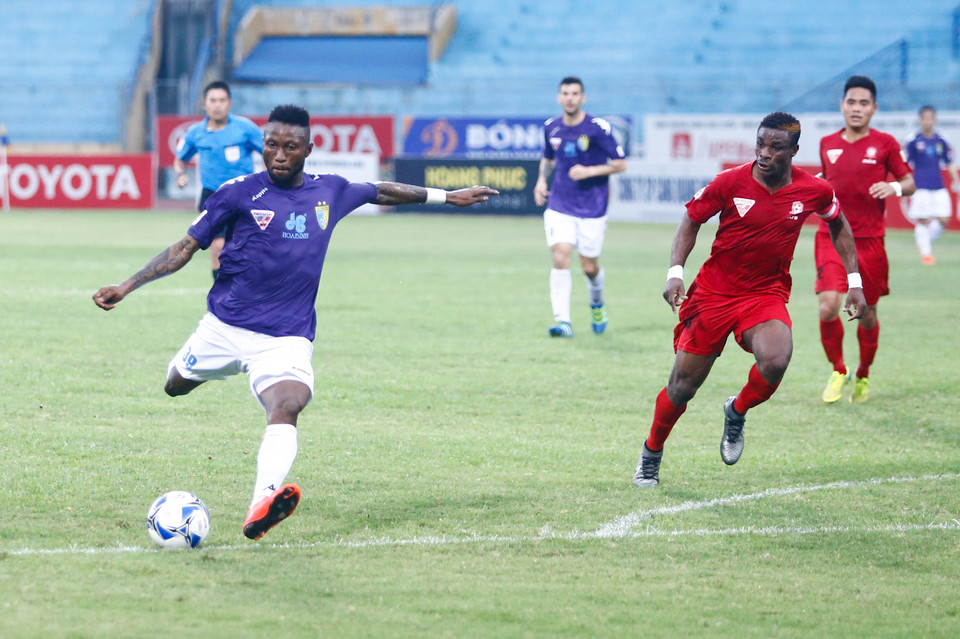 Nhưng họ không phải chờ lâu. Tới phút 39, Hoàng Vũ Samson băng xuống dứt điểm quyết đoán mở tỷ số sau đường chọc khe từ Gonzalo. (Ảnh: Minh Chiến/Vietnam+)