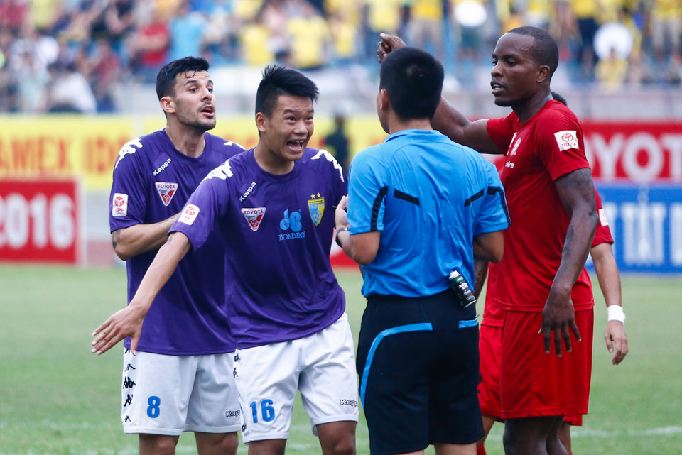 Các cầu thủ T&amp;T phản ứng rất dữ dội nhưng không thay đổi được quyết định của trọng tài. (Ảnh: Minh Chiến/Vietnam+)