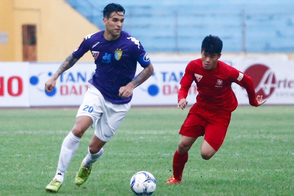 Nhưng trên sân, đương kim Á quân, chủ nhà Hà Nội T&amp;T mới là đội chơi lấn lướt. (Ảnh: Minh Chiến/Vietnam+)