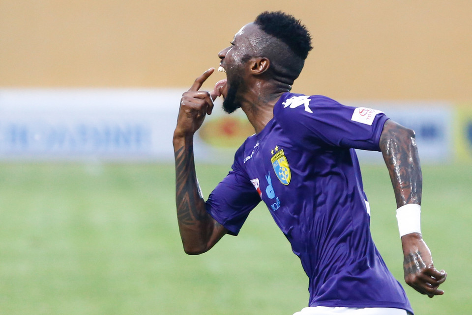 Nhiều người cho rằng Samson ăn mừng theo kiểu khiêu khích trọng tài biên - người có liên quan tới việc từ chối bàn mở tỷ số của Hà Nội T&amp;T ở đầu trận. (Ảnh: Minh Chiến/Vietnam+)