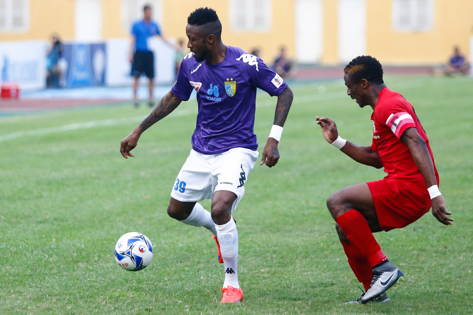 Hoàng Vũ Samson (áo tím) chơi hay ngay từ đầu trận. Anh chính là Cầu thủ xuất sắc nhất trận đấu này. (Ảnh: Minh Chiến/Vietnam+)