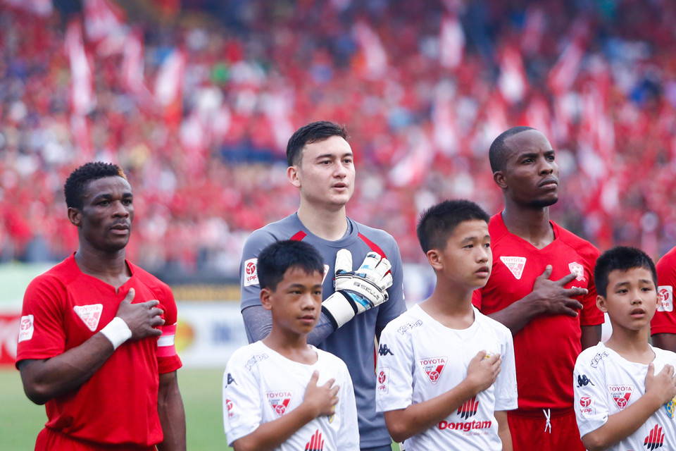 Hải Phòng hành quân tới Hàng Đẫy với khí thế hừng hực từ sự cổ vũ của khoảng 2000 cổ động viên đất cảng. (Ảnh: Minh Chiến/Vietnam+)