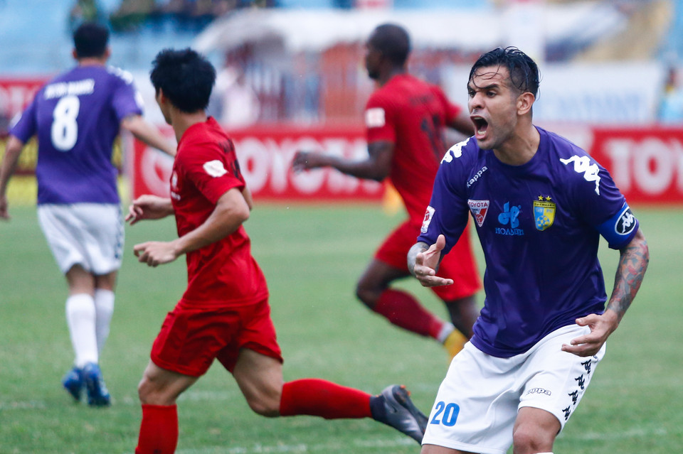 Phút 25, Hà Nội T&amp;T lẽ ra đã vượt lên nếu trọng tài Hiền Triết không từ chối một bàn thắng hợp lệ của họ. (Ảnh: Minh Chiến/Vietnam+)